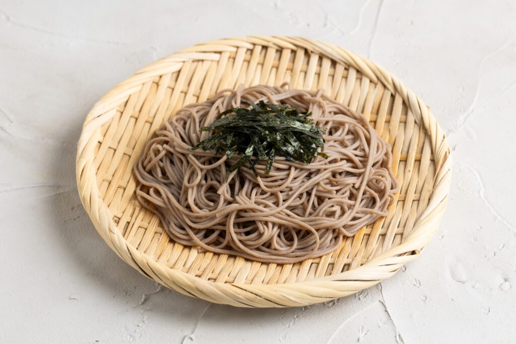 ざるそばともりそばの違いって？｜海苔・器・つゆがポイント - にっ