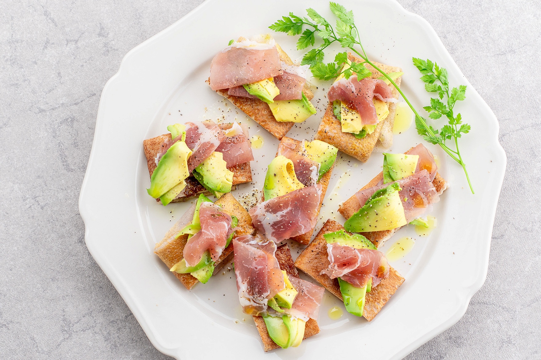 生ハムとアボカドの一口ガレット画像
